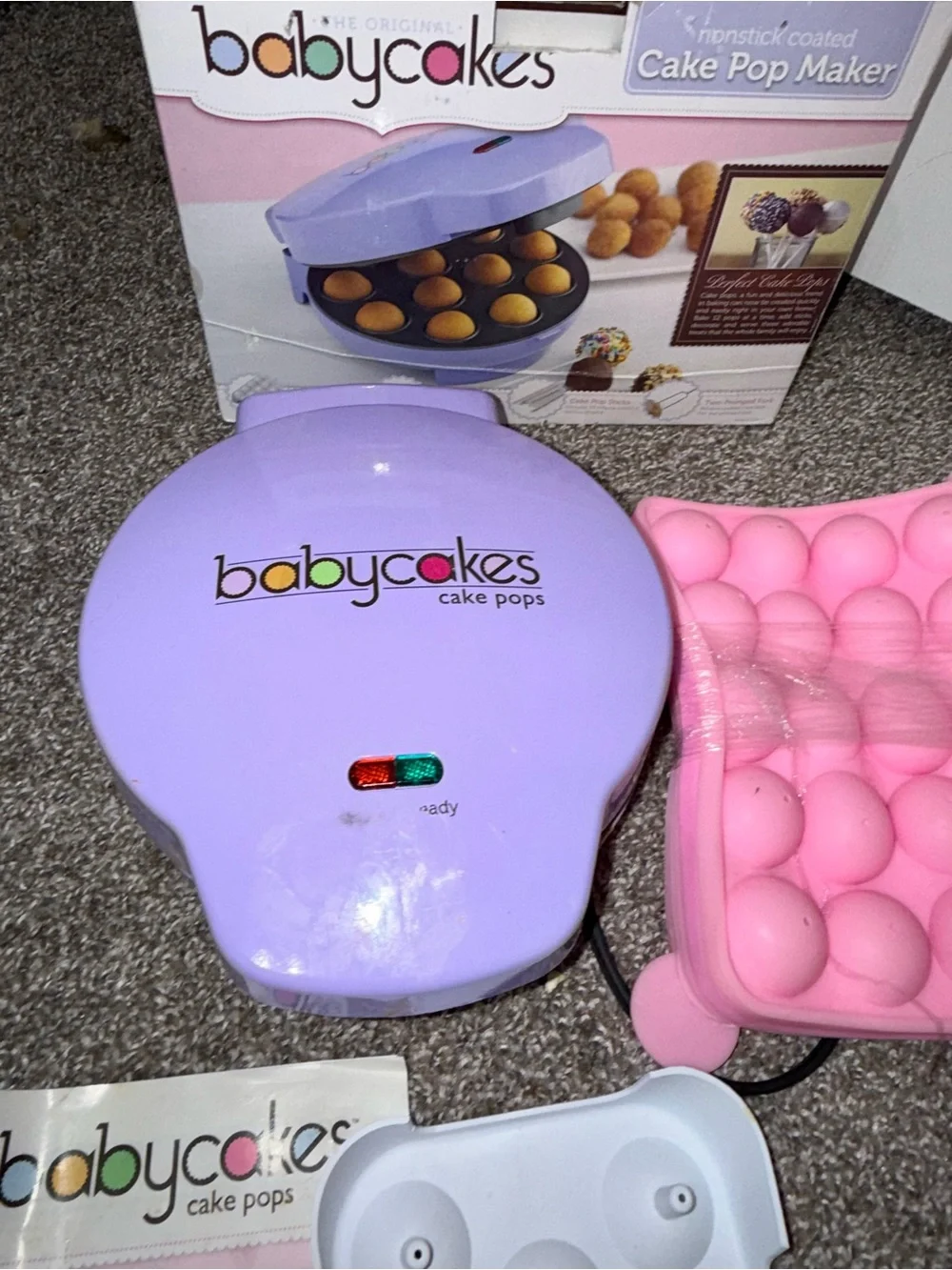 Baby Cakes Cake Pops maker & silicone molds